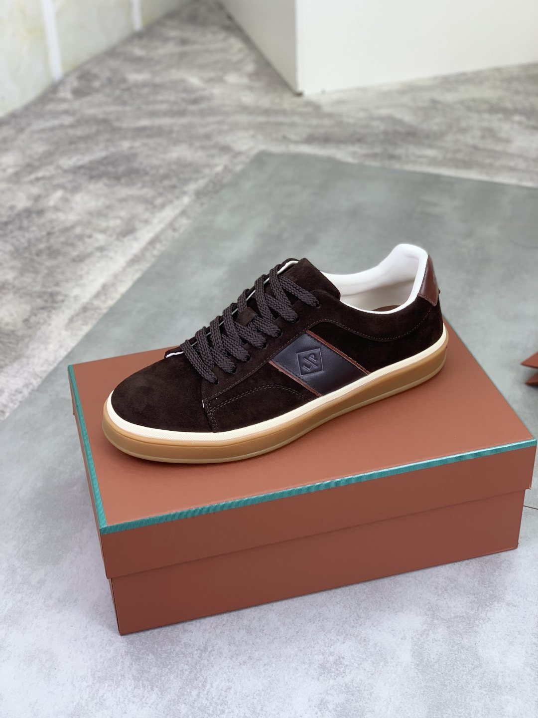 微商相册测试鞋子-Loro Piana Contrast Heel Low-Top Sneakers — side