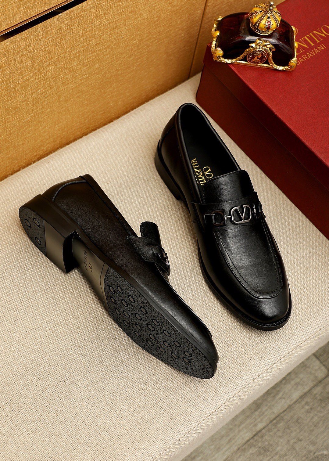 微商相册测试鞋子-Valentino Tapered Toe Loafers — front
